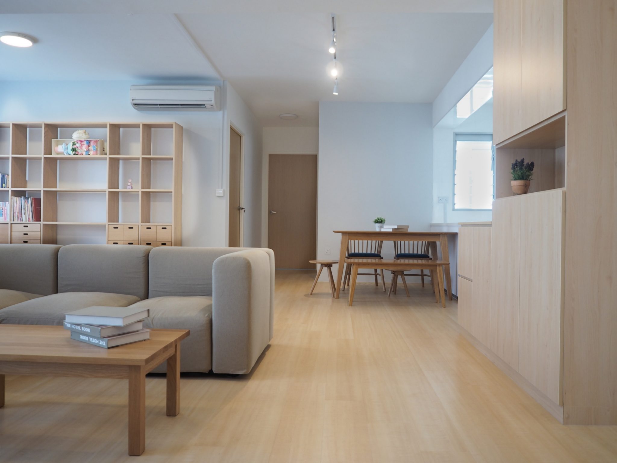phòng khách tối giản ít đồ