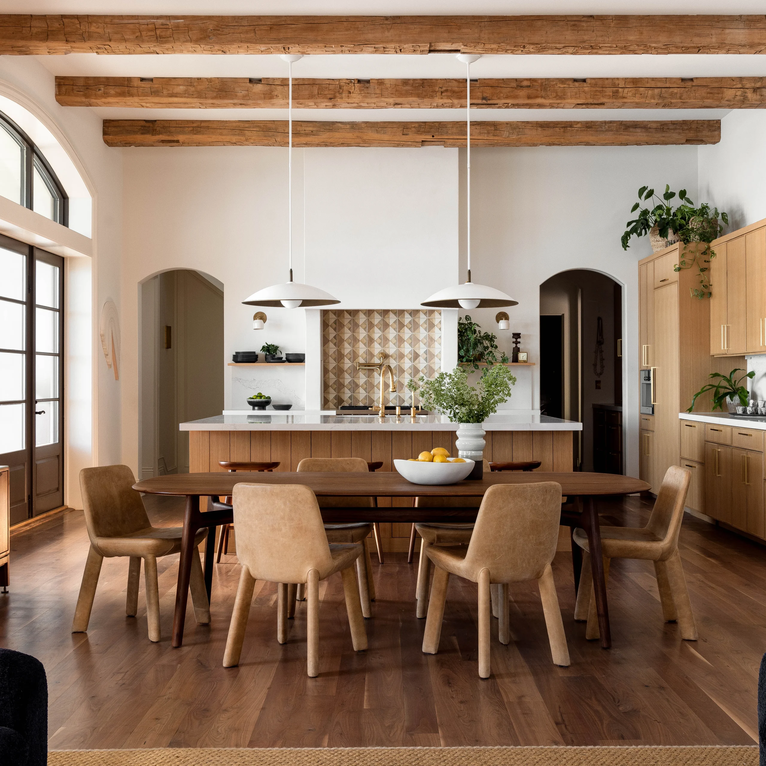 có nên kê bàn ghế sofa sát tường