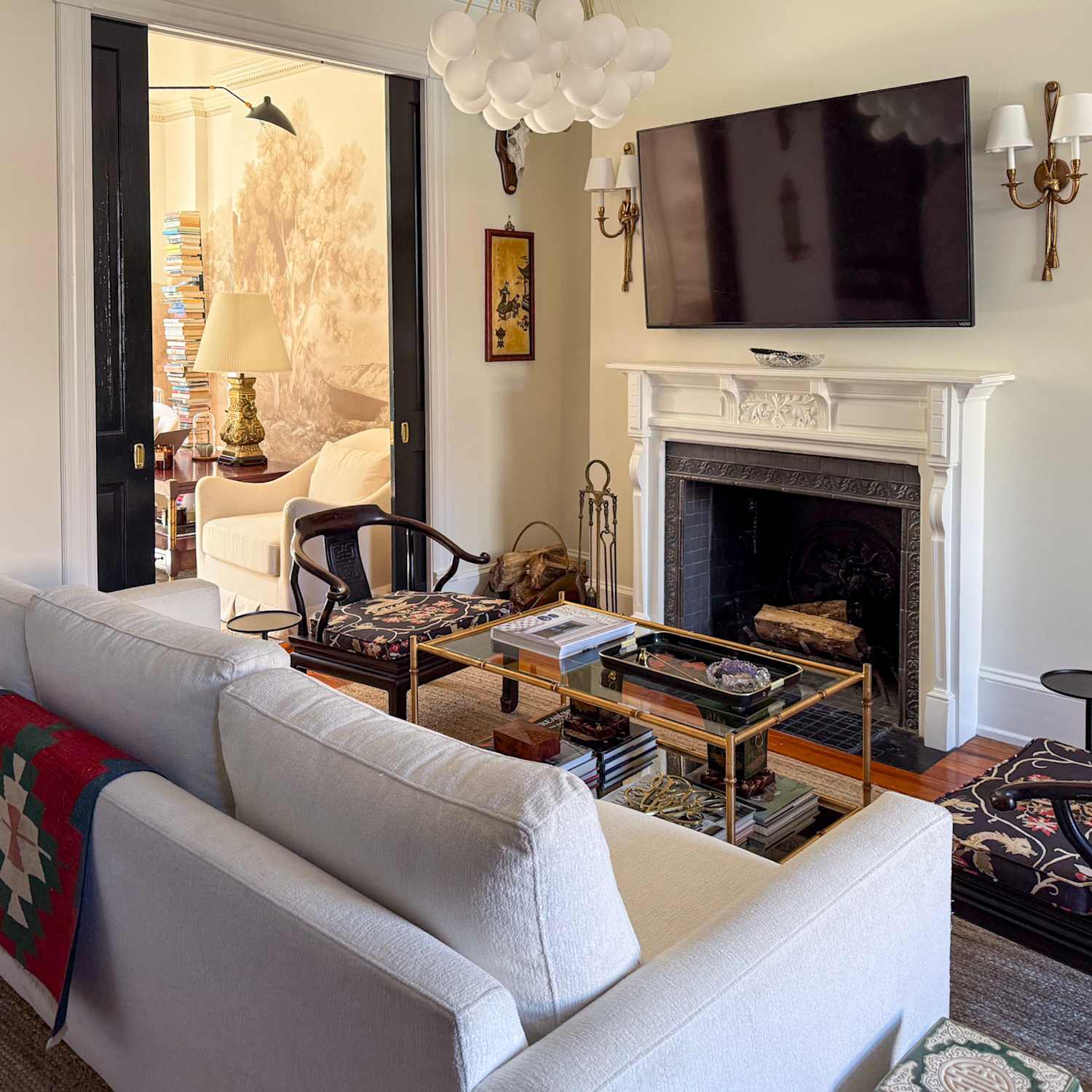 có nên kê bàn ghế sofa sát tường