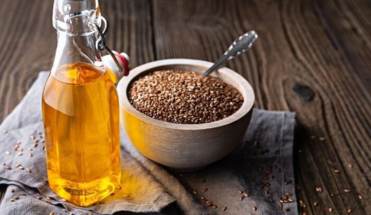 Dùng sáp dưỡng gỗ hoặc dầu lanh (linseed oil)