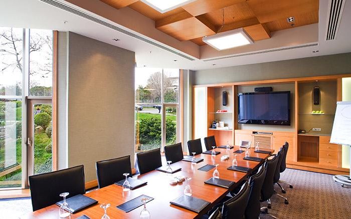 Nội thất phòng họp với ánh sáng tự nhiên