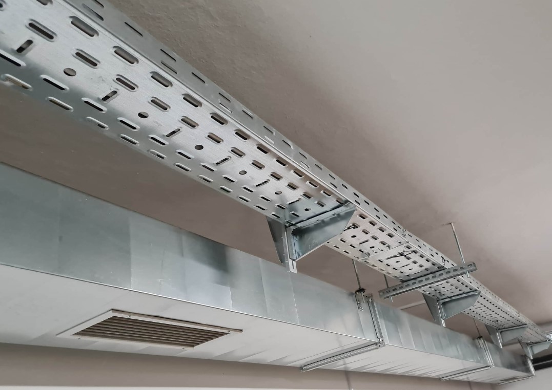 Sử dụng khay đi dây (cable tray)