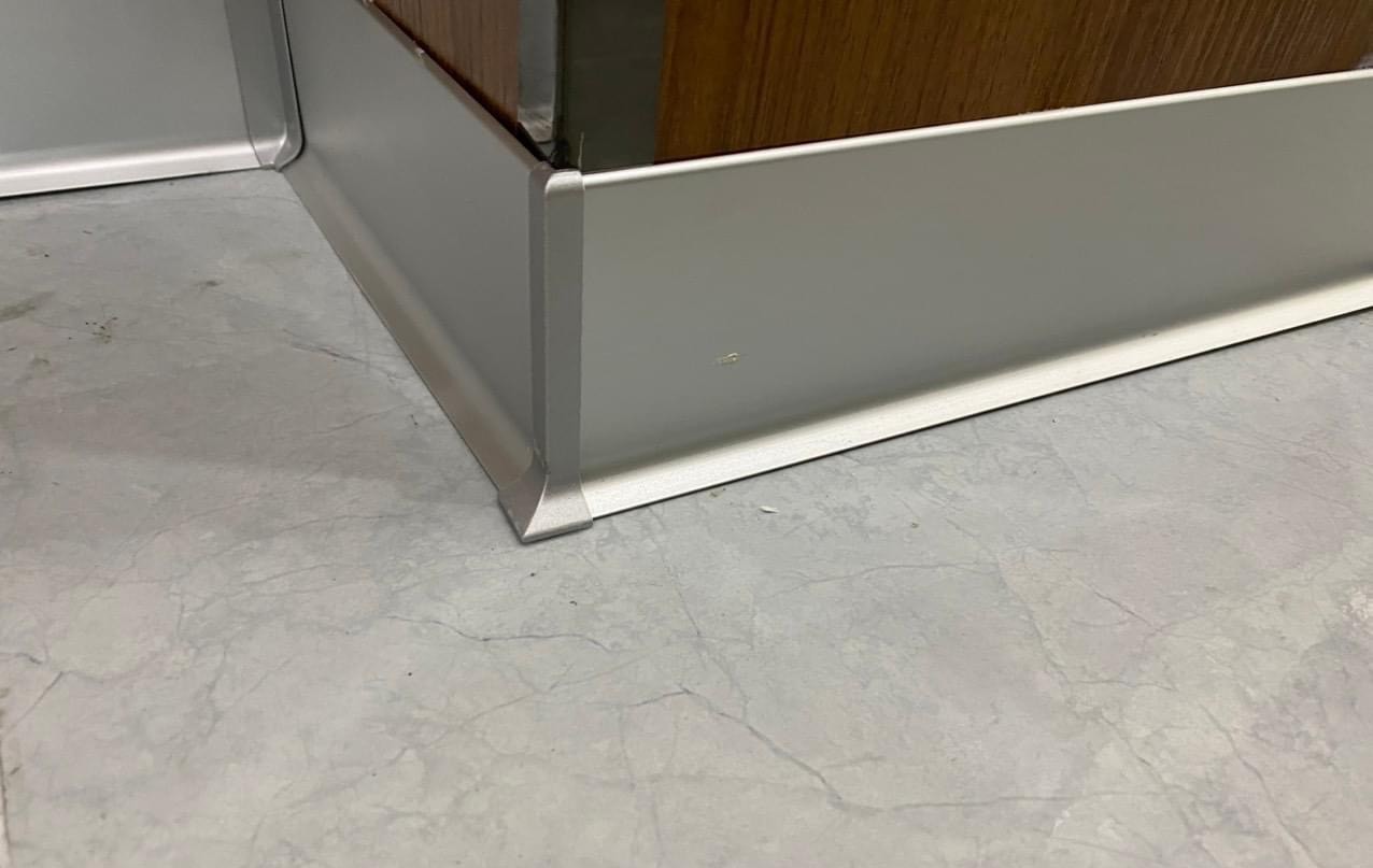 Len chân tường nhôm