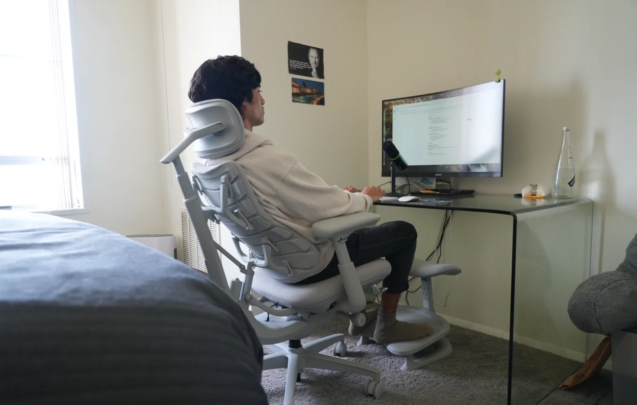 ergonomic chair recline space