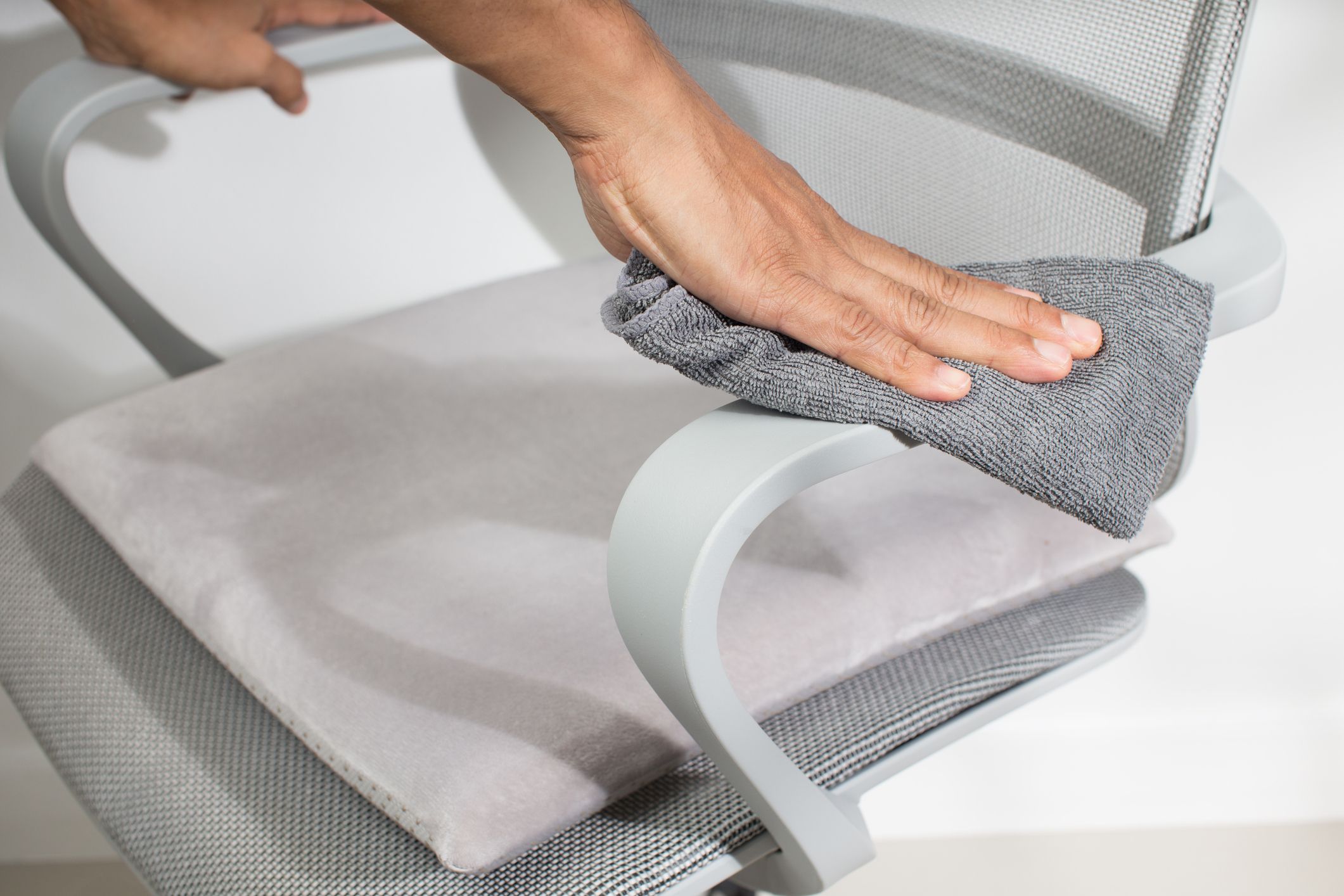 vệ sinh ghế lưới